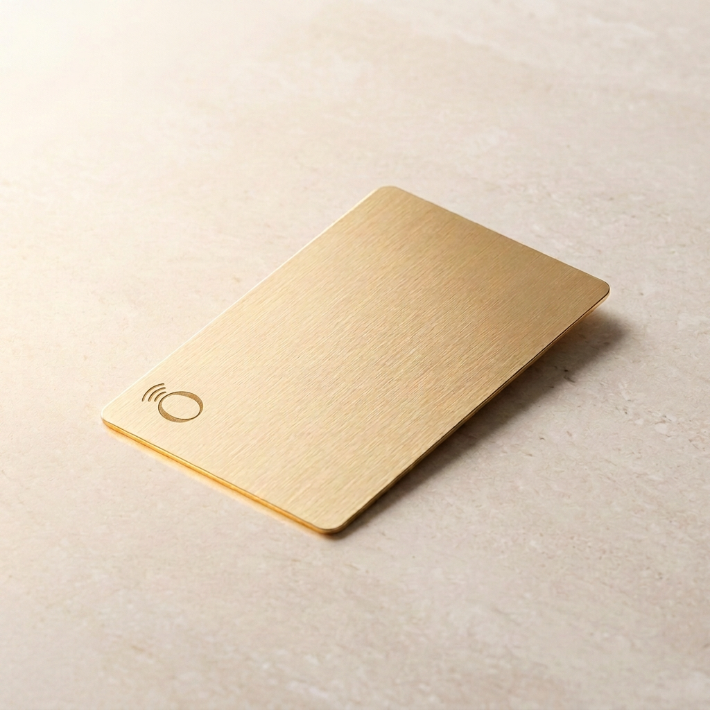 oneTap Card — Metallo oro — Dettaglio in appoggio