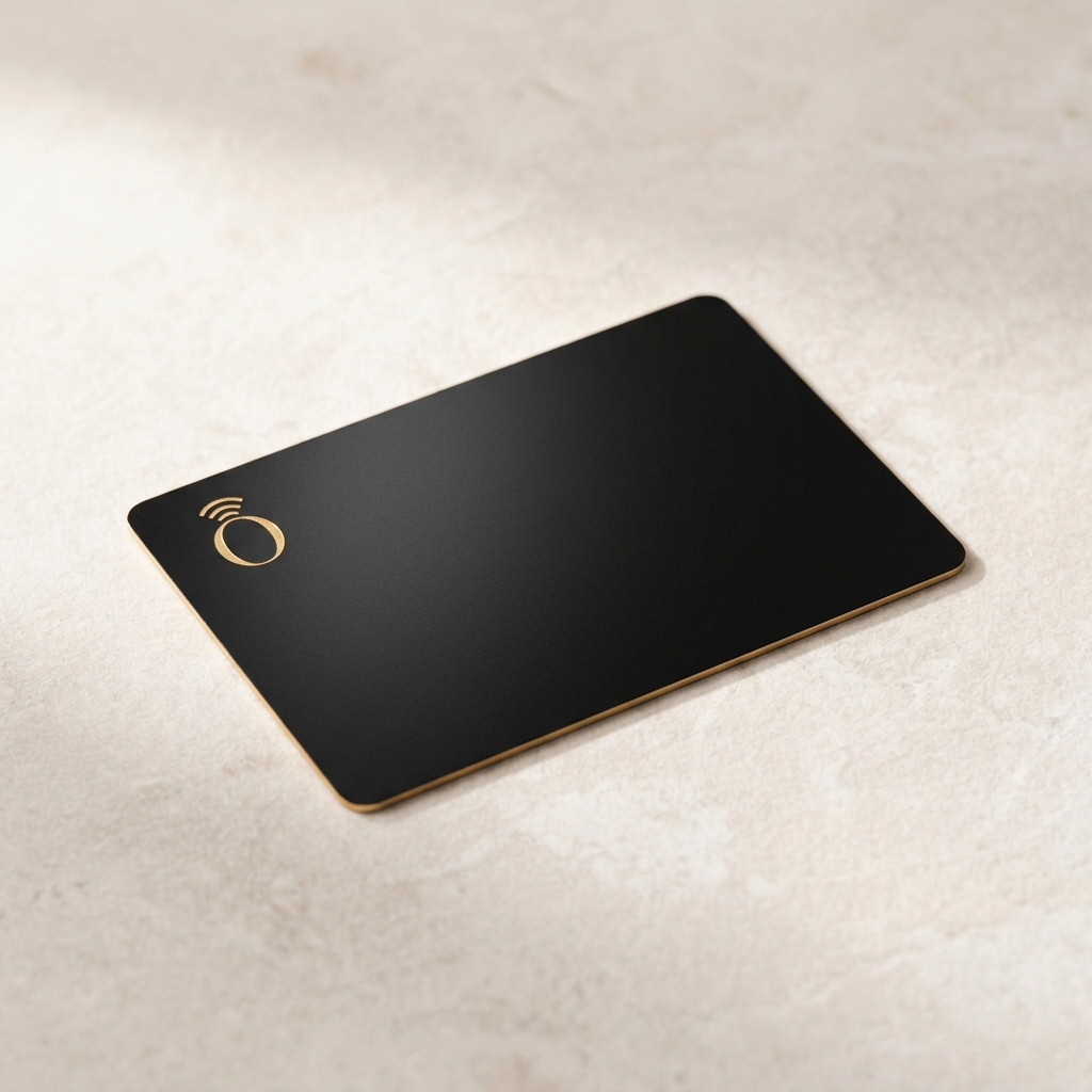 oneTap Card — Nero opaco — Dettaglio in appoggio